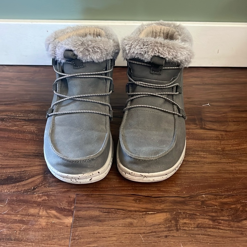 Like new, Hey dude, women’s winter boots size 6